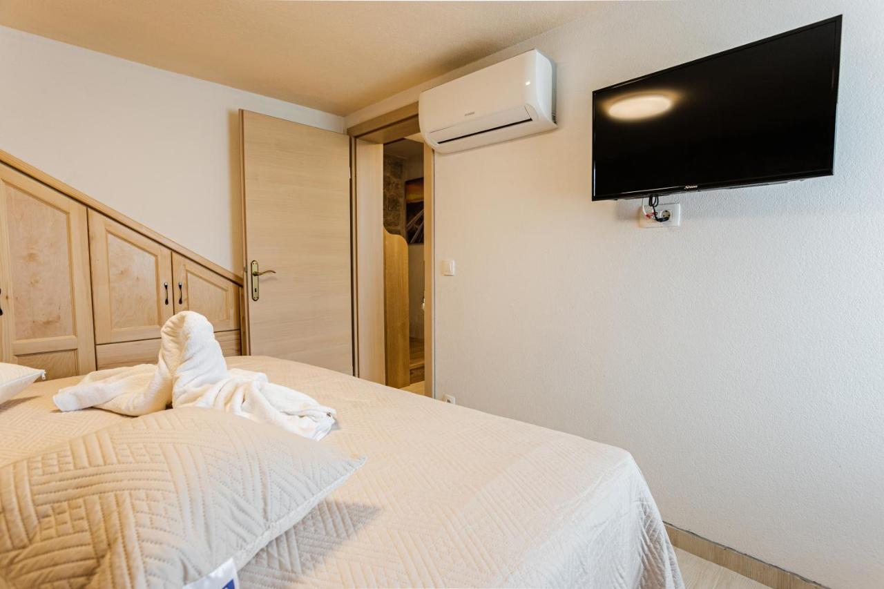 Patakun Holiday Home For 5, With Heated Pool Lecevica Exterior photo